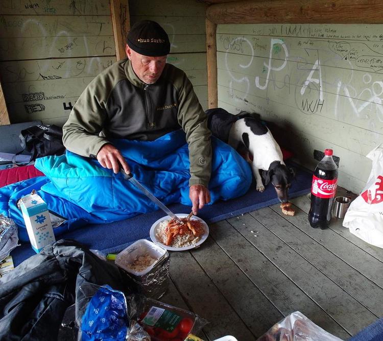 Spisetid. Henning har fundet sig et shelter, og nu er det spisetid med kniv og gaffel. Mest kniv. Felix, som ellers har fået en forhandler af dyrefoder som sponsor, hygger sig her med et par frikadeller. 
