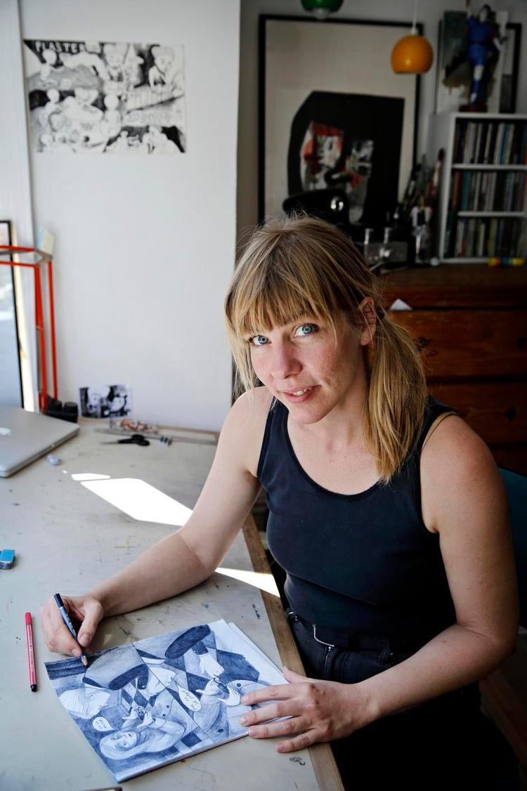 Anerkendelse. Rikke Villadsen har modtaget Statens Kunstfonds treårige arbejdslegat til sit arbejde med tegneserier. Genren er i rivende udvikling, og de nye tegneserier på markedet kommer nu også fra billedkunstnere med lange videregående uddannelser fra de danske kunstinstitutioner. 