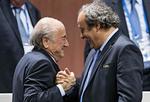 høfligt. Sepp Blatter (tv) og Michel Platini (th) er ikke længere de bedste venner efter de mange skandaler i Fifa. 
