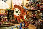 Tæppefald? Aziz Özkan har ingen tillid til, at bystyret kan renovereIstanbuls store basar uden at ødelægge mere af historien og gøre det så dyrt, at han ikke har råd til at blive i sin butik. 