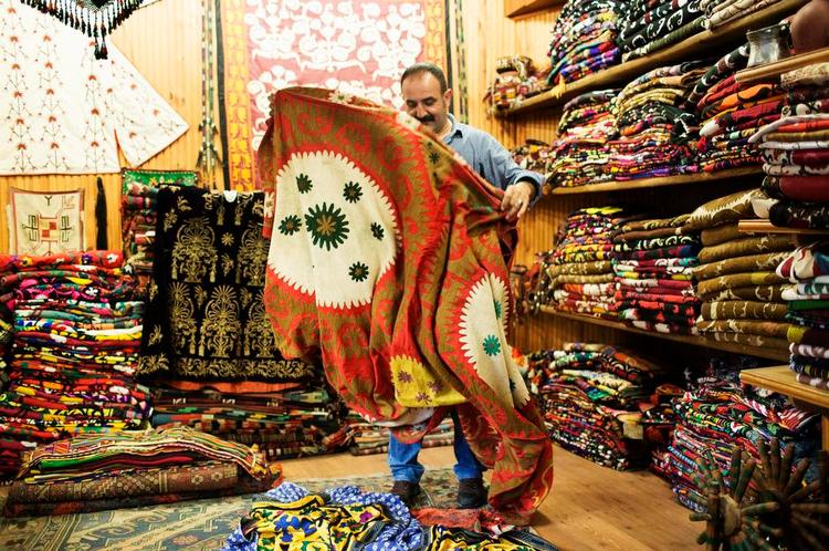 Tæppefald? Aziz Özkan har ingen tillid til, at bystyret kan renovereIstanbuls store basar uden at ødelægge mere af historien og gøre det så dyrt, at han ikke har råd til at blive i sin butik. 