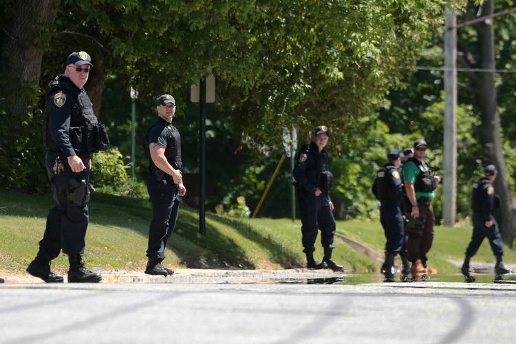 Flugt. Flere end 200 betjente er sat ind i jagten på de to undvegne drabsmænd. 