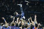 Glæde. Barca-spillerne fejrer CL-triumfen med den obligatoriske lufttur til træner Luis Enrique. 