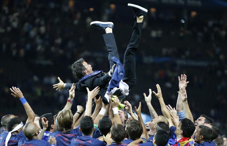 Glæde. Barca-spillerne fejrer CL-triumfen med den obligatoriske lufttur til træner Luis Enrique. 