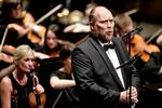 Stærk. Stephen Milling er bygget som bas. Stor, høj og i stand til at nuancere tekst og udtryk. 