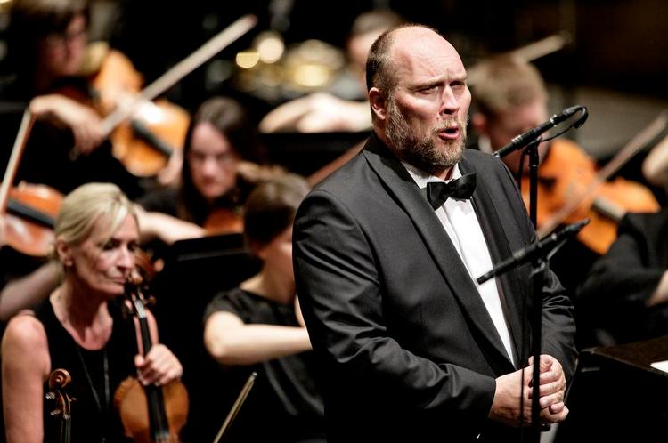 Stærk. Stephen Milling er bygget som bas. Stor, høj og i stand til at nuancere tekst og udtryk. 