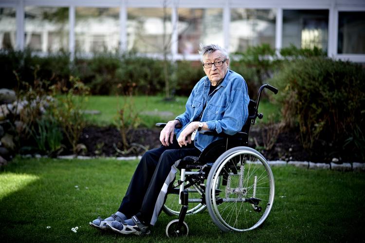 DØDSFALD. Frede Klitgård var dårligt gående og svækket i sine sidste år. Her ses han ved sit hjem i Nordsjælland for nogle år siden. 