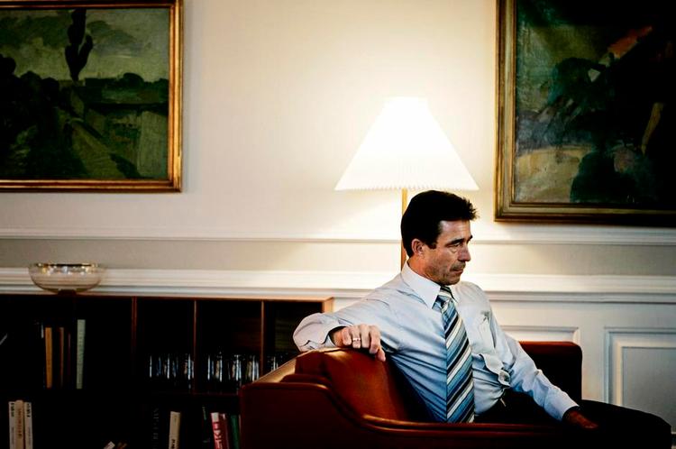 Skiftende elasticitet. Jens Otto Krag havde som socialdemokratisk statsminister et standpunkt, indtil han tog et nyt, og Venstres Anders Fogh Rasmussen strammede sin regerings fleksibilitet ved at indføre en såkaldt kontraktpolitik. Arkivfoto: Thomas Borberg og Jacob Maarbjerg 