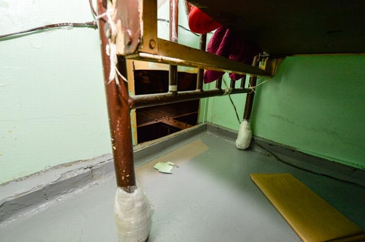 UDGANG. De to fanger kunne undslippe ved at skære huller i cellevæggen. Det blev skjult af sengene i det lille rum. 