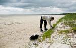 HØST. Naturvejleder Marianne Mark plukker strandurter på Søndre Strand i Køge. Endnu flere arter kan man f.eks. finde langs Vestsjællands kyst. 