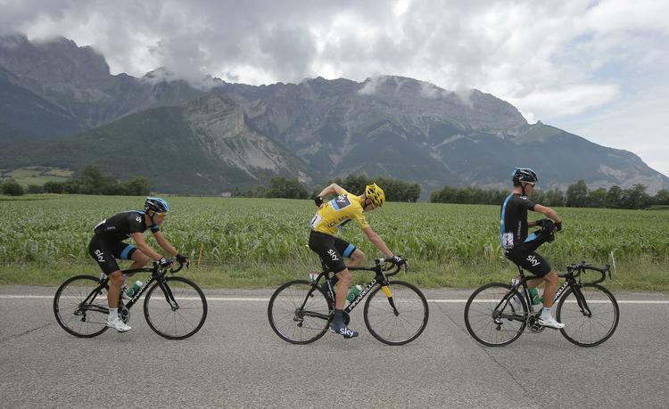 frigjort. Peter Kennaugh (th) plejer at have rollen som opvarter for Chris Froome (midt) som her under Tour de France. Men på første etape i Dauphiné stjal briten sejren. 