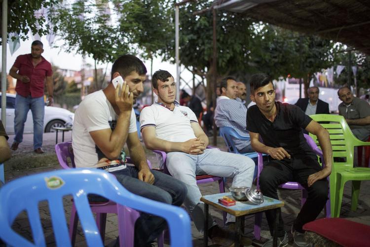 Valg. Mange tyrkere vil gerne belønne regeringspartiet AkP og præsident Erdogan for den økonomiske fremgang, Tyrkiet har oplevet i de senere år. Men partiets ønske om at give mere magt til præsidenten vækker også bekymring, vurderer politikens korrespondent Martin Selsøe Sørensen i dag, hvor tyrkerne stemmer til parlamentet. 