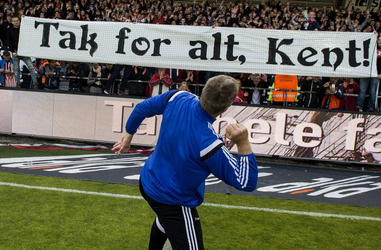 Tak. Kent Nielsen sagde farvel til Aalborg og AaB's fans på lægterne efter dagens kamp. 
