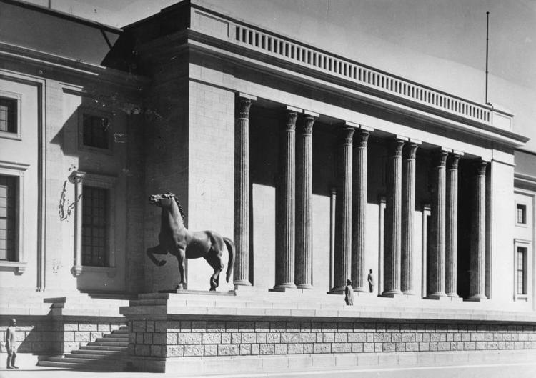 hitlers HESTE. De to bronze skulpturer stod oprindelig på hver side af trappen op til Adolf Hitlers kontor i det pompøse Rigskancelli i Berlin. Her en model af projektet. 