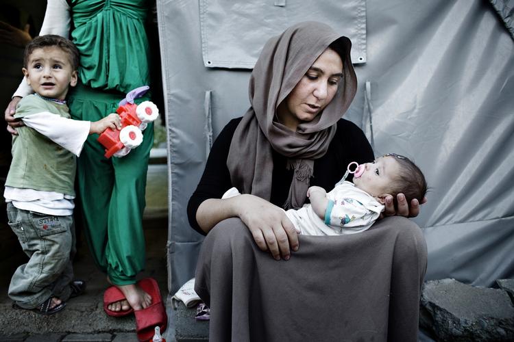 Livet. Den unge irakiske Yazidi-kvinde Delal, 23 år, tager sig af sin fire måneder gamle baby i en flygtningelejr i Tyrkiet, hvor hun bor sammen med andre yazidi-irakiske flygtninge. Op mod 40.000 børn er blevet født blandt Tyrkiets snart to millioner flygtninge alene de seneste to år, siger den tyrkiske EU-ambassadør. 
