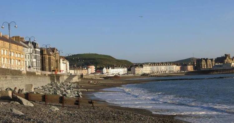 HAVBLIK. Glengower Hotel (hvid bygning til venstre) ligger lige ud til havet i Aberystwyth i Wales. 