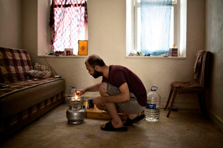 Egen lejlighed. Lige da han kom til Istanbul, boede Muhammad Orwani i en 3-værelses lejlighed med 2-5 syrere i hvert værelse. Nu har han fået sin egen, og efterhånden har han også glas i vinduerne og gulv i soveværelset. 