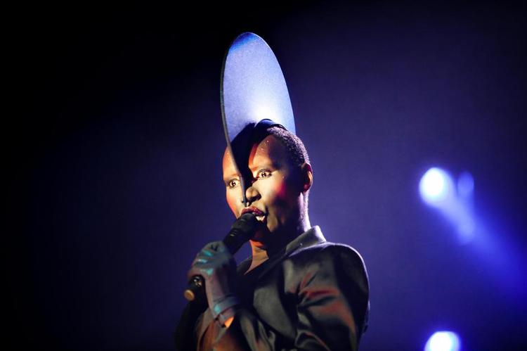 stil. Grace Jones arbejder fortsat med sin fremtræden og sin stil. Hendes albumcovere har spillet en vigtig rolle. Her optræder hun på Frederiksberg i 2009. 