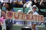 ud! Skandalen i FIFA spredte sig til tilskuerpladserne i den netop overståede tennisturnering French Open i Paris. 