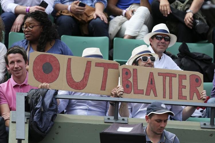 ud! Skandalen i FIFA spredte sig til tilskuerpladserne i den netop overståede tennisturnering French Open i Paris. 