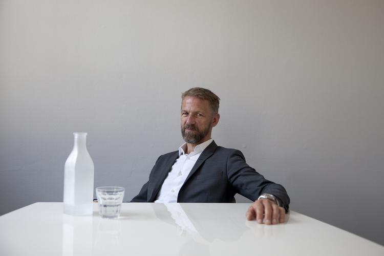 Interview. Anders Krab-Johansen har skrevet en ny bog 'Vi vinder, når vi vågner' om det danske velfærdssamfunds problemer i en globaliseret verden. 