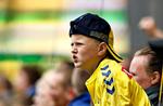 Ferietid. Denne unge fan kan se fodbold på Brøndby Stadion allerede ii begyndelsen af juli, når der er EL-kvalifikation. 