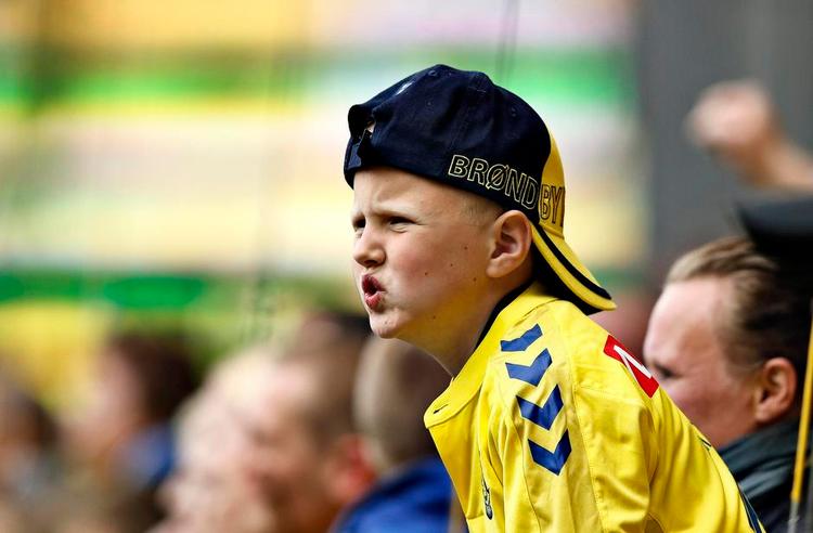 Ferietid. Denne unge fan kan se fodbold på Brøndby Stadion allerede ii begyndelsen af juli, når der er EL-kvalifikation. 