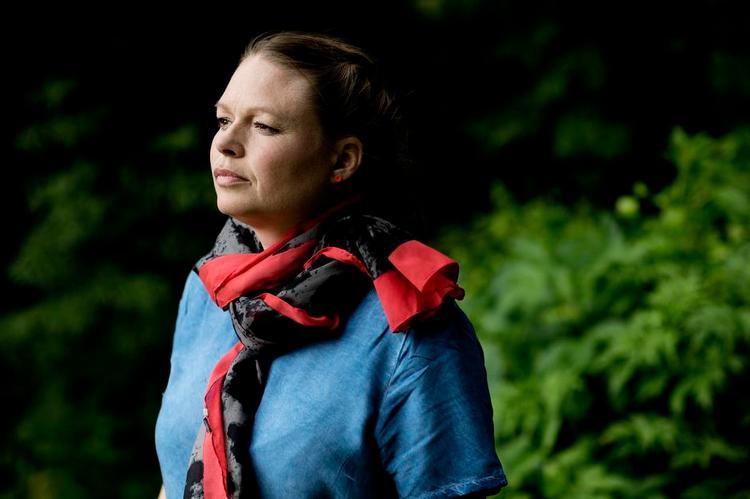 Fokus. Et år efter Henriks død har Jonna Rasmussen fokus på fremtiden, på at leve med nye livsvilkår - og minderne. Dialogsamtalerne med hospitalet var efter hendes opfattelse unødigt problematiske og nærmest traumatiserende. Men gav til sidst dog også en lettelse. 