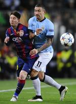 slagsmål. Aleksandar Kolarov (th) kan være en barsk herre at løbe ind i på banen. Og under træning med Serbien går han også til vaflerne. 