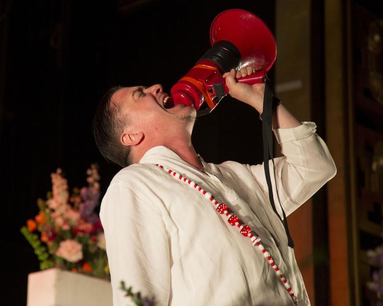 Lavpris. Uanset om man hører til dem, der har betalt 1.122 kroner eller dem, der har været ude i god tid og har lagt 1495 kroner for en Tinderbox-billet, så får man Mike Patton at høre i selskab med Faith No More. (arkivfoto) 