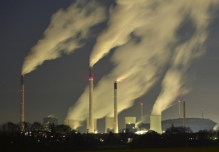 Kul. Røgskyer fra et tysk kulkraftværk stiger op over Gelsenkirchen. Kulkraft er blevet målet for en global græsrodskampagne, der ønsker at sortliste investeringer i kulselskaber. Men kampagnen vandt ikke gehør hos danske ingeniører. 