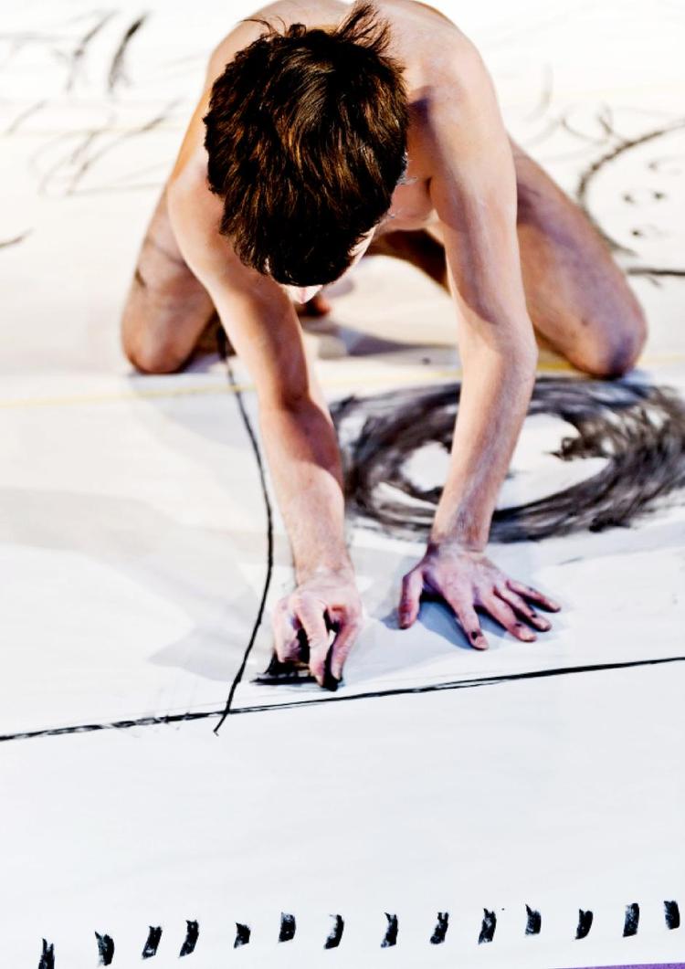 Dino. Hvordan ville det se ud, hvis dinosaurer havde koreograferet en forestilling? Det har franske Emma Daniel og danske Wilfert Adriano Jensen nogle bud på. 