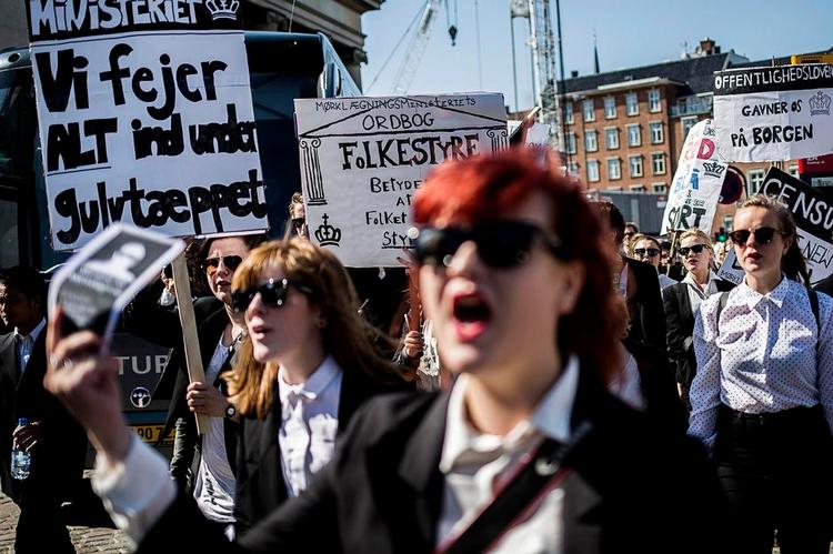 Vrede. Der blev demonstreret kraftigt i 2013 op til vedtagelsen af den nye offentlighedslov, der mindsker offentlighedens adgang til visse dokumenter. 