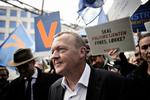 Udspil. Samlet set vil Venstre bruge mindre på udviklingsbistanden, selvom at Danmark vil anvende flere midler til Afrika. Her deler Lars Løkke Rasmussen i dag kringle ud i Torvehallerne i København. 