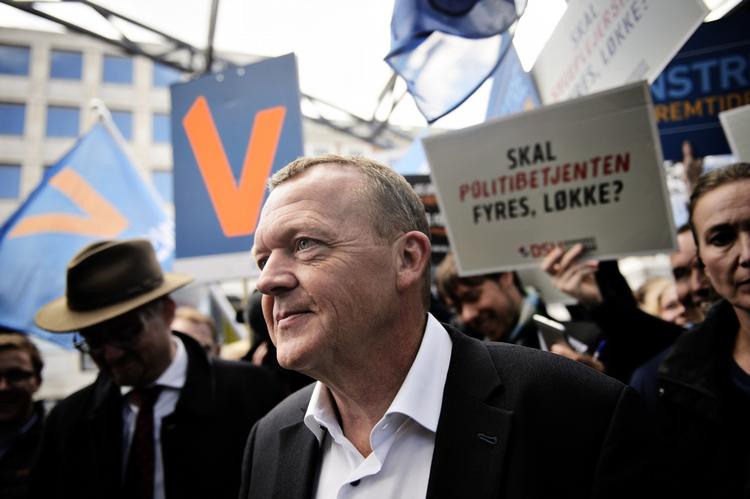 Udspil. Samlet set vil Venstre bruge mindre på udviklingsbistanden, selvom at Danmark vil anvende flere midler til Afrika. Her deler Lars Løkke Rasmussen i dag kringle ud i Torvehallerne i København. 