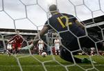 2-1. Straffesparket mod Montenegro var nummer 100 på hjemmebane for det danske landshold. Viktor Fischer scorede sejrsmålet, da sendte bolden ind i den modsatte side af, hvor Mladen Bozovic satsede på, den kom. 