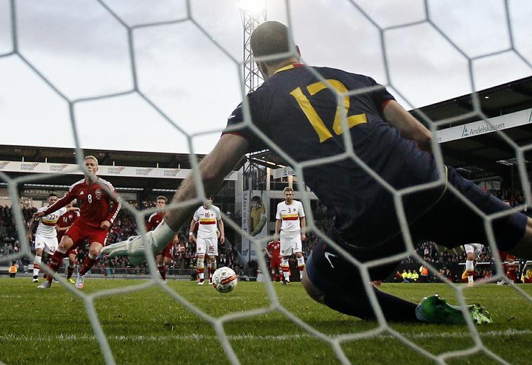 2-1. Straffesparket mod Montenegro var nummer 100 på hjemmebane for det danske landshold. Viktor Fischer scorede sejrsmålet, da sendte bolden ind i den modsatte side af, hvor Mladen Bozovic satsede på, den kom. 