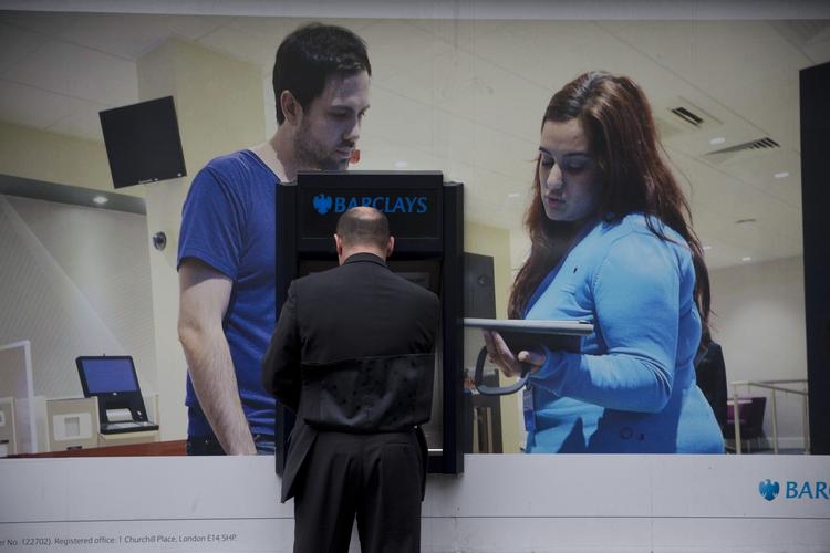 undtagelsen. En mand hæver kontanter foran Barclays, som højst usædvanligt lykkedes at få en række chefer til at tilbagebetale godt tre milliarder kroner i bonus efter en skandale. 