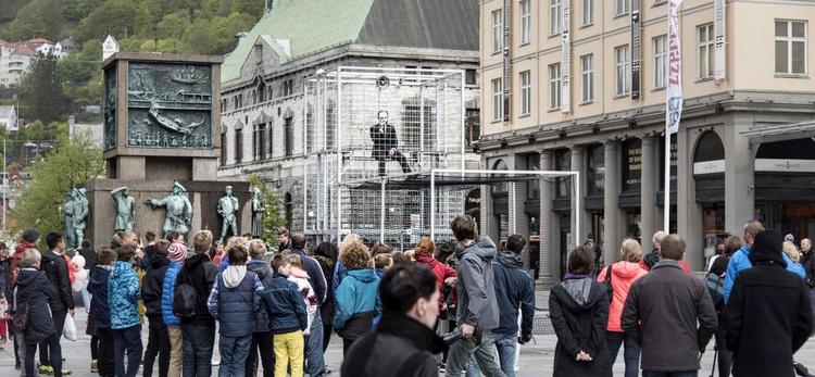 INteraktivt. Hvad enten det handler om Christian Lollikes gadeprovokatør i 'Provokatøren' (billedet), der fik sin ilddåb i Bergen eller Rimini Protokolls husbesøg på jagt efter vores Europa, spiller tilskuerne en hovedrolle.