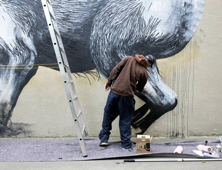 ROA kommer fra Belgien og er i gang med at male egern på Gasværksvej. 