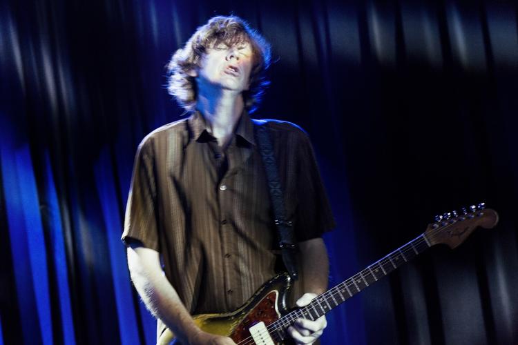 Solo. Thurston Moore har i de seneste år optrådt både solo og i jazzkonstellationer. Snart gæster han Danmark som nyudnævnt adjungeret professor ved Rytmisk Musikkonservatorium. (arkivfoto) 