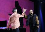 Promo. Musikeren Drake, det er ham den tjekkede til højre, ikke it-manden med ryggen til, er blandt de kunstnere, der samarbejder med Apple Music. 