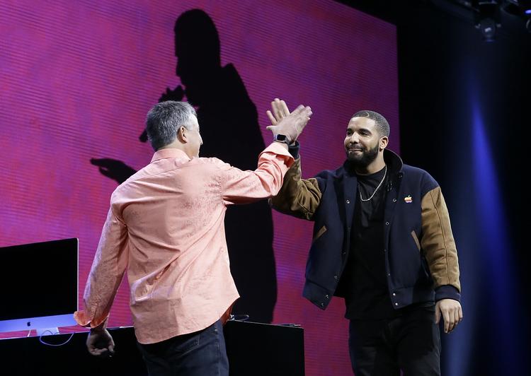 Promo. Musikeren Drake, det er ham den tjekkede til højre, ikke it-manden med ryggen til, er blandt de kunstnere, der samarbejder med Apple Music. 