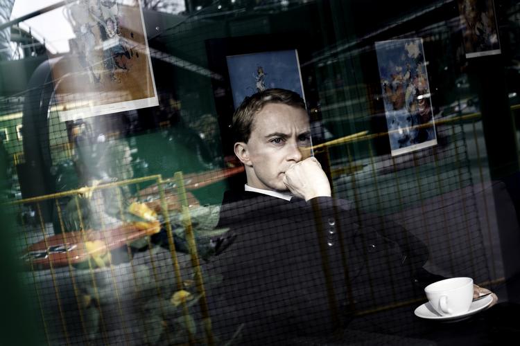 Alene. Det var Dot Wessman, som sendte pressemeddelelsen ud: Forholdet med Morten Messerschmidt er forbi, skriver hun. 