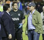 mistænkt. Alejandro Burzaco (th) er gået på banen minutter før  Copa Libertadores-kampen i maj mellem Boca Juniors og River Plate in Buenos Aires bliver aflyst. 