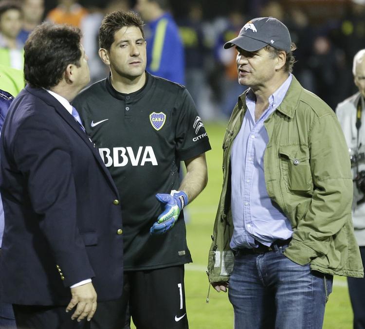 mistænkt. Alejandro Burzaco (th) er gået på banen minutter før  Copa Libertadores-kampen i maj mellem Boca Juniors og River Plate in Buenos Aires bliver aflyst. 