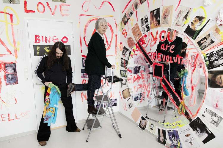 Udøvende. Tyske  Jonathan Meese er en af de kunstnere, som danske Galleri Bo Bjerggaard har i stald. På kunstmessen Chart i 2014 havde kunstneren sin 84-årige mor Birgitte Meese med som assistent. 