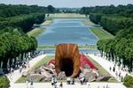 magt? Kunstneren selv, Anish Kapoor, kom i et interview til at sige om værket, at det sammen med placeringen på Marie Antoinettes tidligere bopæl symboliserede »dronningens vagina, der tager magten«. Og så var der ballade. Senere trak Kapoor så lidt i land ved at udtale, at værket var helt frit for mange fortolkninger. 
