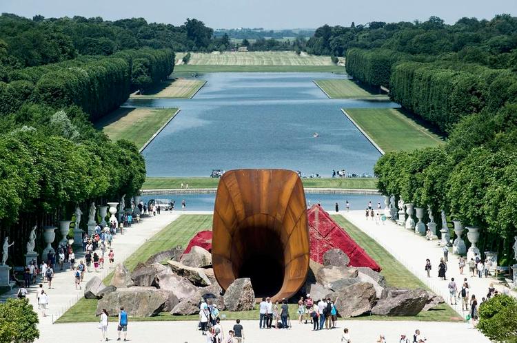 magt? Kunstneren selv, Anish Kapoor, kom i et interview til at sige om værket, at det sammen med placeringen på Marie Antoinettes tidligere bopæl symboliserede »dronningens vagina, der tager magten«. Og så var der ballade. Senere trak Kapoor så lidt i land ved at udtale, at værket var helt frit for mange fortolkninger. 