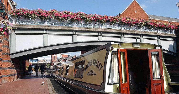 Vandby. Birmingham har, måske overraskende for mange, 50 kilometer kanaler, der i sin tid blev bygget som vandveje for byens industri. 